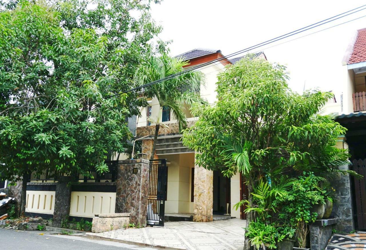 Green Surabaya Homey Exterior foto